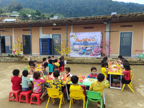 Mang tết sớm đến học trò vùng cao