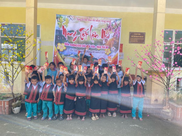 Mang tết sớm đến học trò vùng cao