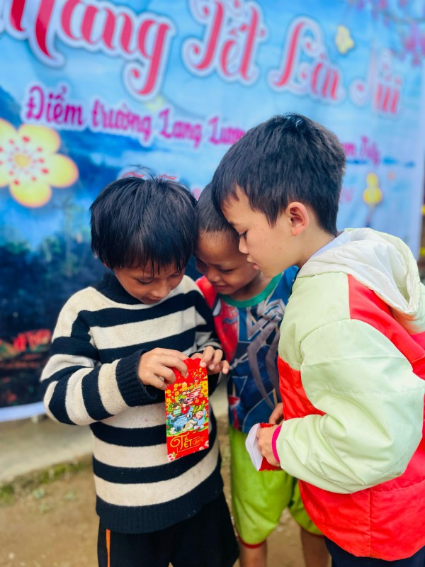 Mang tết sớm đến học trò vùng cao