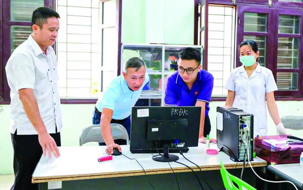 Mang theo bóng hình, ước mơ của cha bước ra thế giới