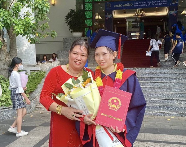 Mẹ chồng dậy từ 4 rưỡi sáng, lái xe đi dự lễ tốt nghiệp của con dâu