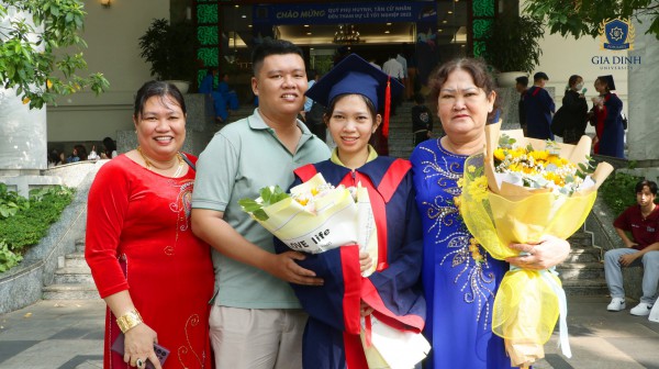 Mẹ chồng dậy từ 4 rưỡi sáng, lái xe đi dự lễ tốt nghiệp của con dâu