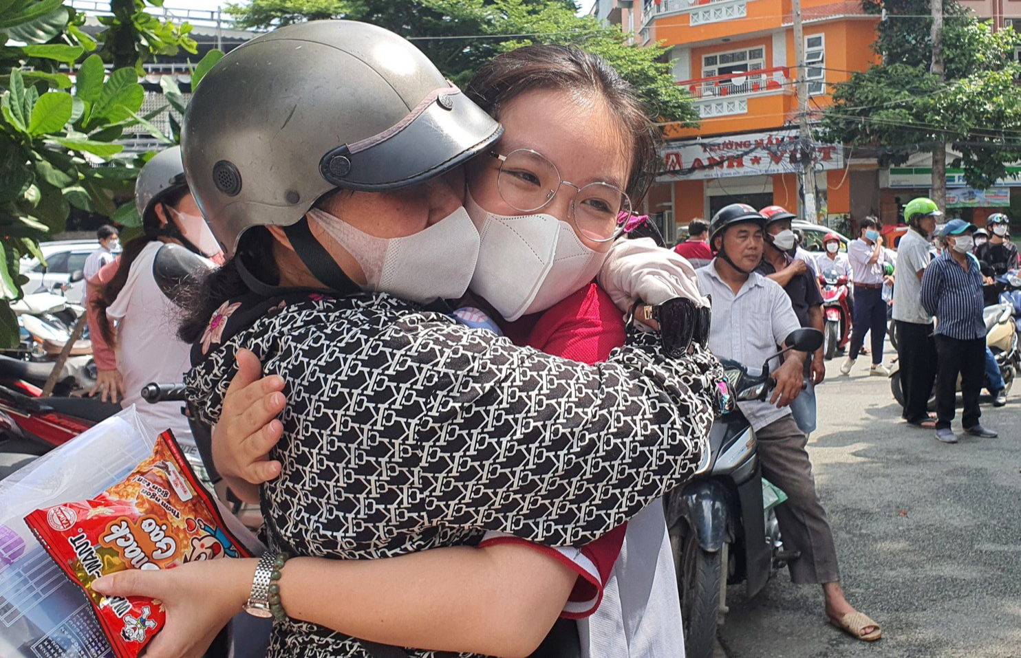 Mẹ khóc sau giờ con thi tốt nghiệp THPT: Những cái ôm thật chặt