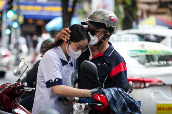 Mẹ khóc sau giờ con thi tốt nghiệp THPT: Những cái ôm thật chặt