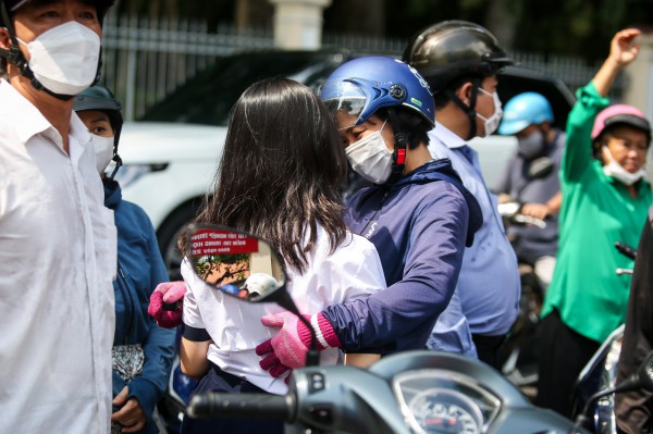 Mẹ khóc sau giờ con thi tốt nghiệp THPT: Những cái ôm thật chặt