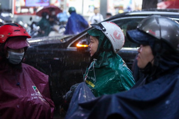 Mẹ khóc sau giờ con thi tốt nghiệp THPT: Những cái ôm thật chặt