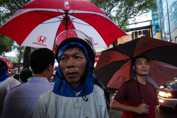 Mẹ khóc sau giờ con thi tốt nghiệp THPT: Những cái ôm thật chặt