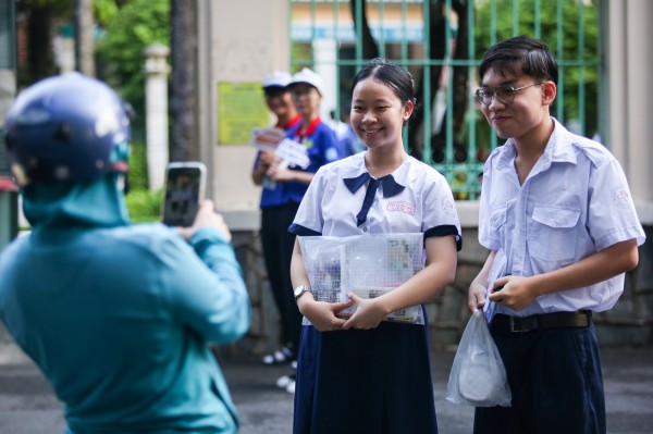 Mẹ khóc sau giờ con thi tốt nghiệp THPT: Những cái ôm thật chặt