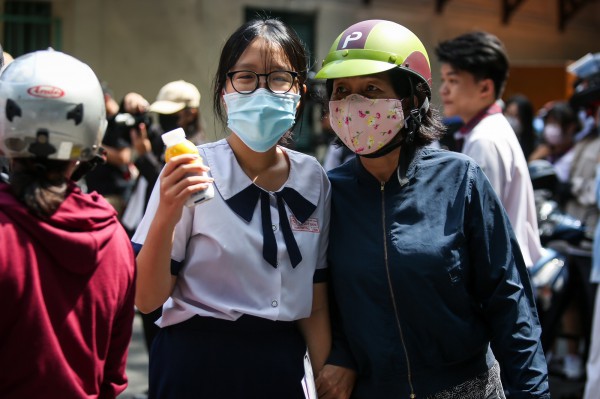 Mẹ khóc sau giờ con thi tốt nghiệp THPT: Những cái ôm thật chặt