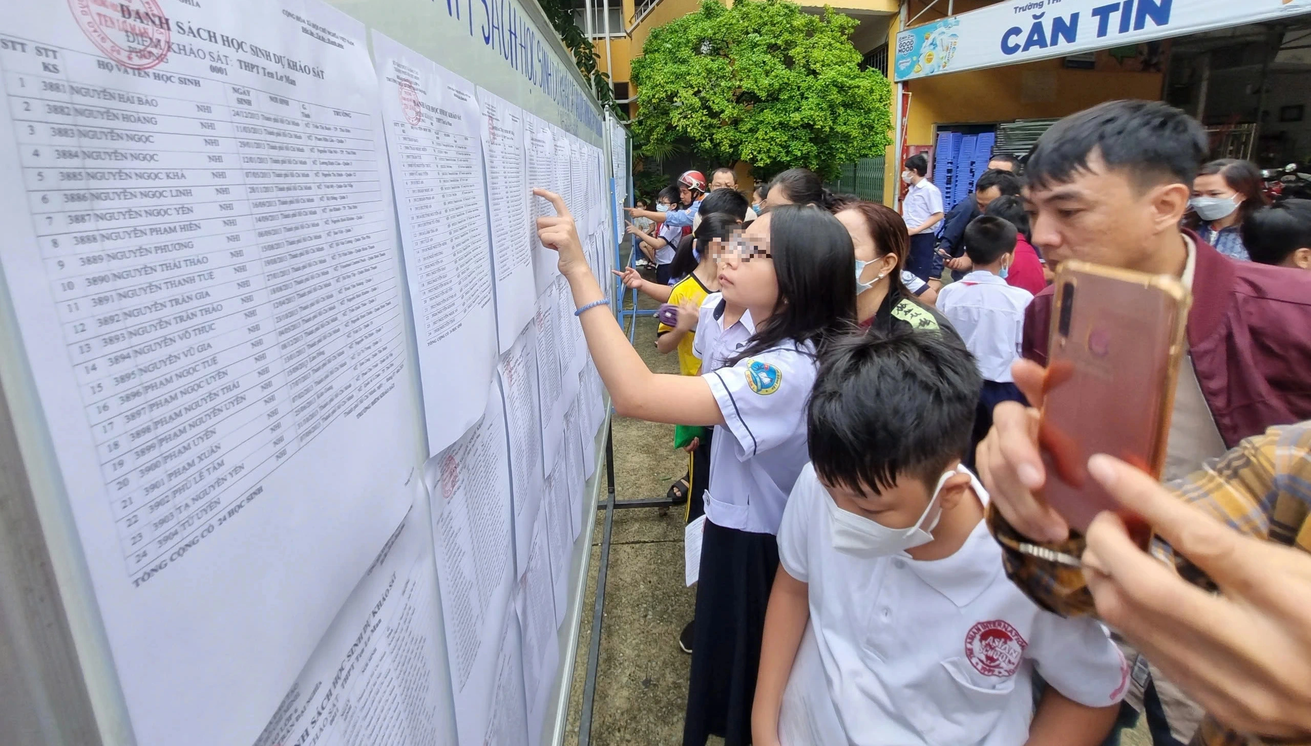 'Miễn học phí 100% mà sao con tôi phải đóng hơn 2 triệu đồng?'