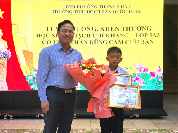 Mở cửa cứu bạn thoát vụ ‘thảm sát 3 người’, học sinh lớp 5 nhận thư khen Mở cửa cứu bạn thoát vụ ‘thảm sát 3 người’, học sinh lớp 5 nhận thư khen