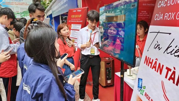 Mỗi năm Việt Nam có khoảng 140.000 việc làm liên quan tới năng lượng tái tạo Mỗi năm Việt Nam có khoảng 140.000 việc làm liên quan tới năng lượng tái tạo