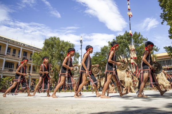 Mời nghệ nhân về trường dạy âm nhạc dân tộc cho học sinh Mời nghệ nhân về trường dạy âm nhạc dân tộc cho học sinh