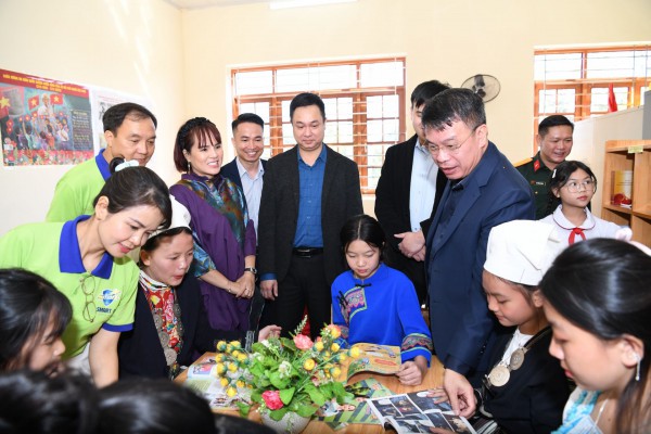 Món quà 800 triệu đồng tặng ngôi trường Thịnh Vượng