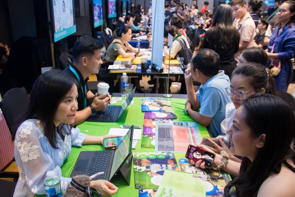 Một nước nói tiếng Anh cấp học bổng chính phủ nhiều kỷ lục cho người Việt Một nước nói tiếng Anh cấp học bổng chính phủ nhiều kỷ lục cho người Việt