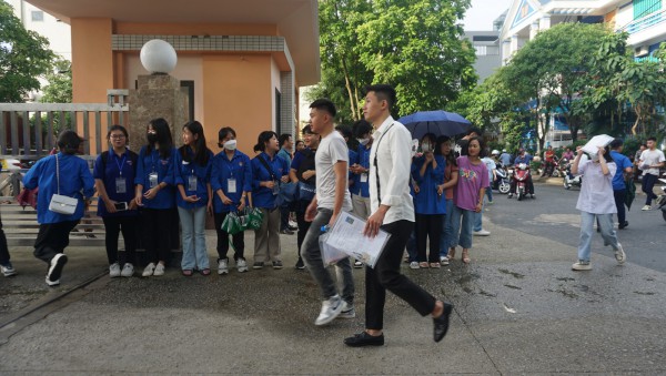Một thí sinh không thể thi tốt nghiệp THPT vì mới sinh con