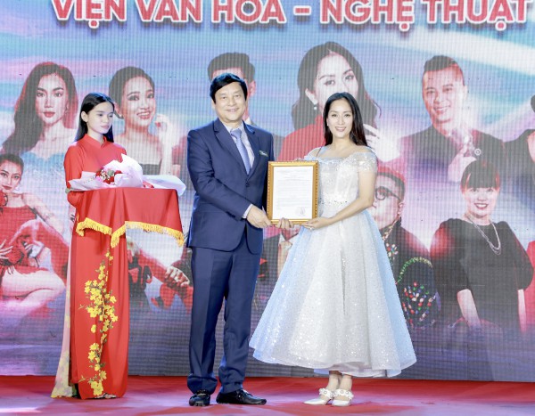 Một trường ĐH mời kiện tướng dancesport Khánh Thi làm viện trưởng