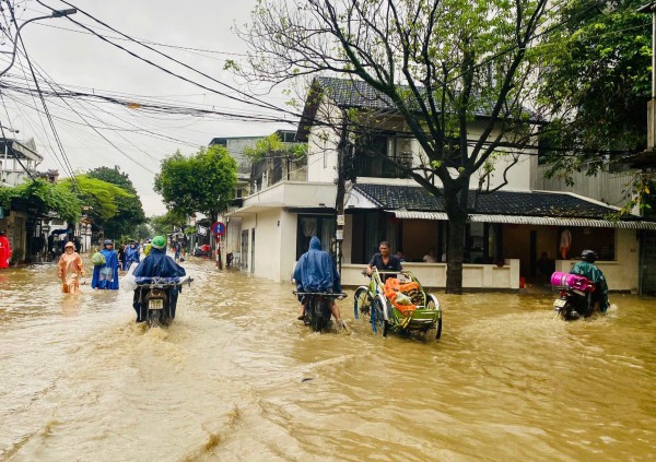 Mưa lớn trở lại, học sinh toàn TP.Huế tiếp tục nghỉ học