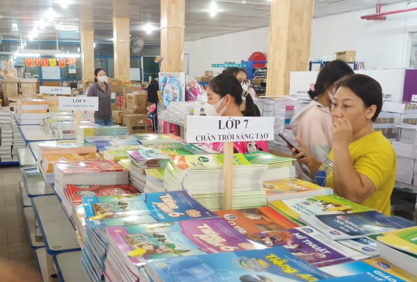 Mua sách giáo khoa ở đâu: Cẩn trọng kẻo mua phải sách giả