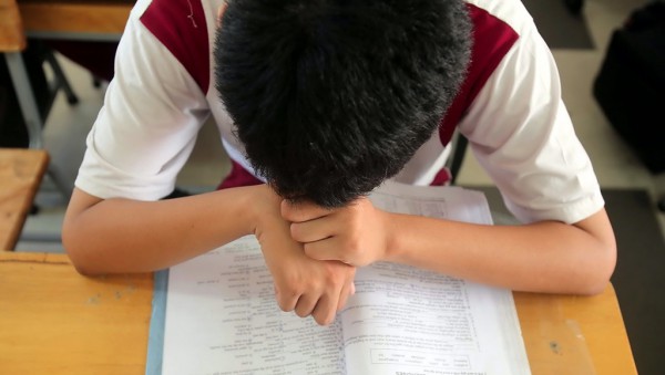 Mùa thi, mùa cần những cái ôm…