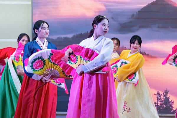 Muốn học tiếng Hàn sau khi xem chương trình có nữ giảng viên xinh đẹp làm MC