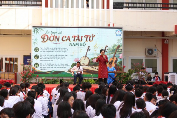 NSƯT Kim Tử Long cùng con tái diễn trích đoạn cải lương kinh điển ở trường học