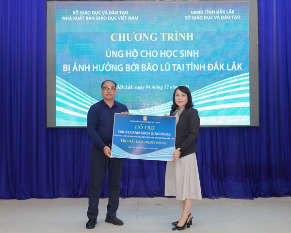 NXB Giáo dục Việt Nam tiếp tục tặng gần 1 triệu bản SGK cho vùng lũ NXB Giáo dục Việt Nam tiếp tục tặng gần 1 triệu bản SGK cho vùng lũ