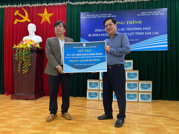 NXB Giáo dục Việt Nam tiếp tục tặng gần 1 triệu bản SGK cho vùng lũ NXB Giáo dục Việt Nam tiếp tục tặng gần 1 triệu bản SGK cho vùng lũ