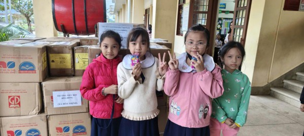 NXB Giáo dục Việt Nam tiếp tục tặng gần 1 triệu bản SGK cho vùng lũ NXB Giáo dục Việt Nam tiếp tục tặng gần 1 triệu bản SGK cho vùng lũ