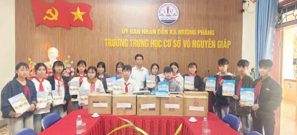 NXBGDVN tặng hàng nghìn cuốn sách giáo khoa cho học sinh khó khăn ở Mường Phăng