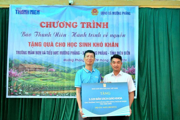 NXBGDVN tặng hàng nghìn cuốn sách giáo khoa cho học sinh khó khăn ở Mường Phăng