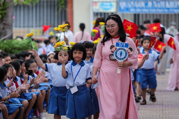 Năm học mới: TP.HCM số hóa dữ liệu học sinh, Hà Nội ngăn chặn lạm thu