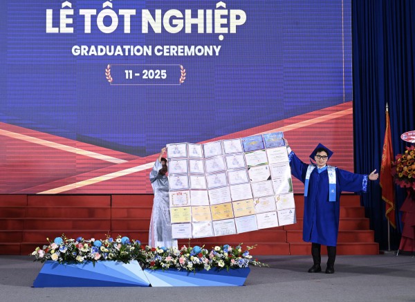 Nam sinh Bách khoa với loạt giấy khen, nhận ‘mưa lời khen’ trong lễ tốt nghiệp Nam sinh Bách khoa với loạt giấy khen, nhận ‘mưa lời khen’ trong lễ tốt nghiệp
