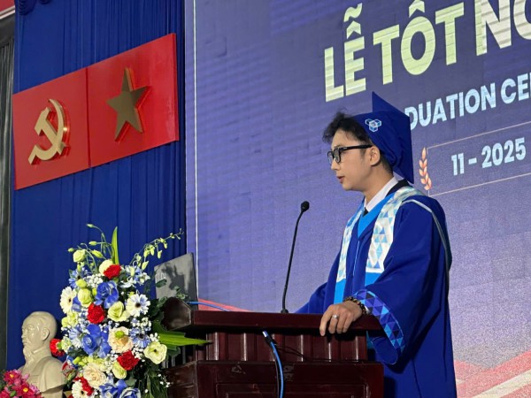 Nam sinh Bách khoa với loạt giấy khen, nhận ‘mưa lời khen’ trong lễ tốt nghiệp Nam sinh Bách khoa với loạt giấy khen, nhận ‘mưa lời khen’ trong lễ tốt nghiệp