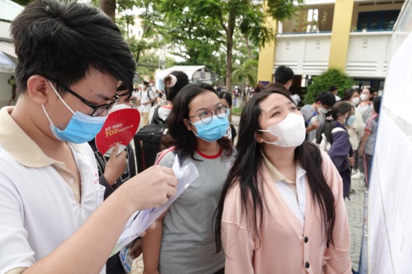 Nam sinh TP.HCM bị gãy cả 2 tay đi thi tốt nghiệp THPT Nam sinh TP.HCM bị gãy cả 2 tay đi thi tốt nghiệp THPT