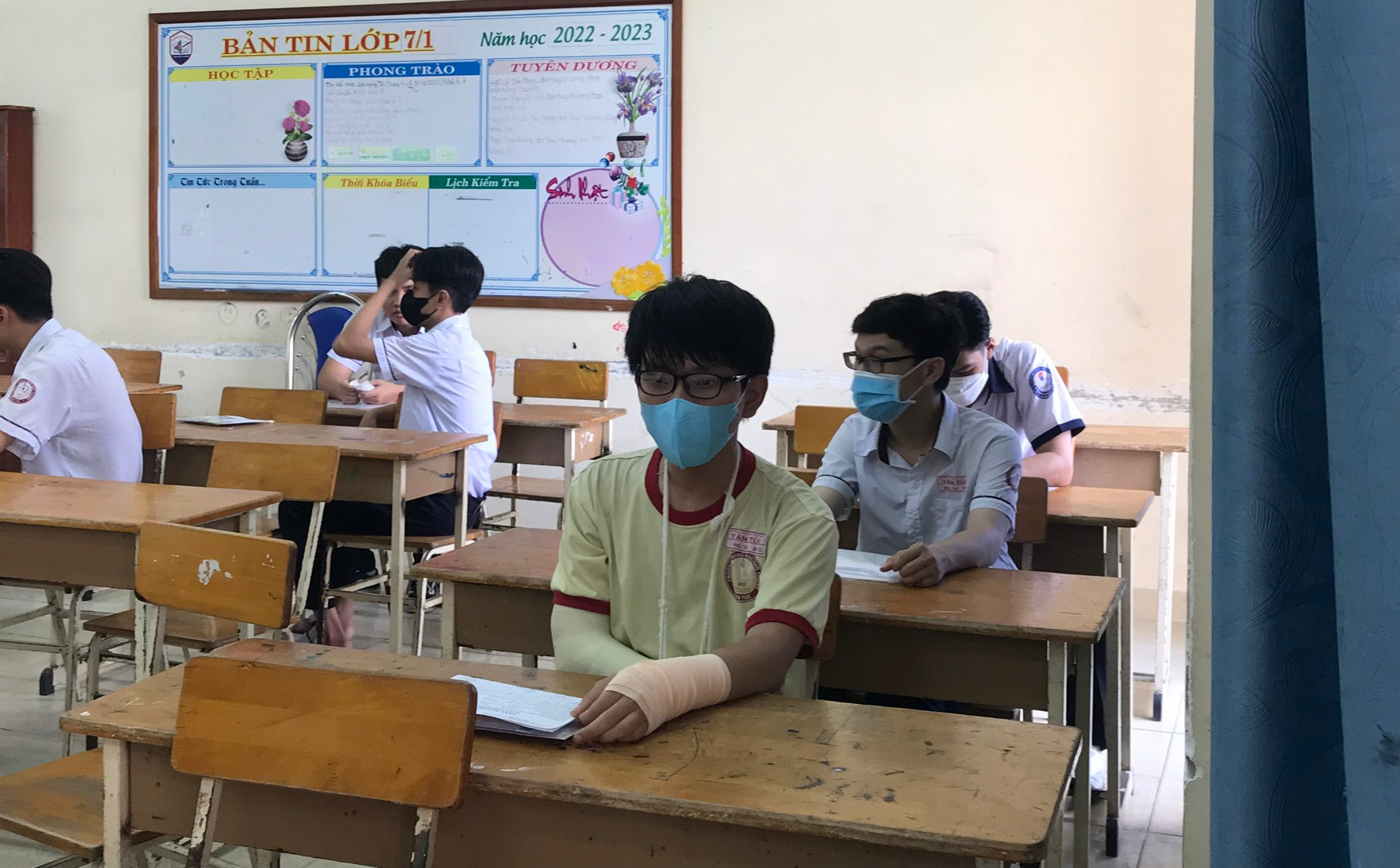 Nam sinh TP.HCM bị gãy cả 2 tay đi thi tốt nghiệp THPT Nam sinh TP.HCM bị gãy cả 2 tay đi thi tốt nghiệp THPT