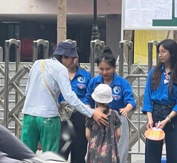 Nam sinh mang em đi thi vào lớp 10 đã đỗ trường top đầu Nam sinh mang em đi thi vào lớp 10 đã đỗ trường top đầu