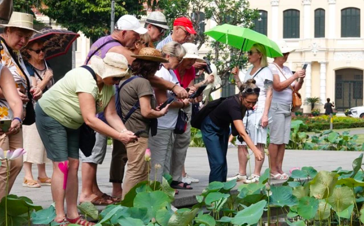Nên làm hướng dẫn viên thu nhập 60 USD/ngày hay đầu bếp lương 15-40 triệu đồng/tháng?