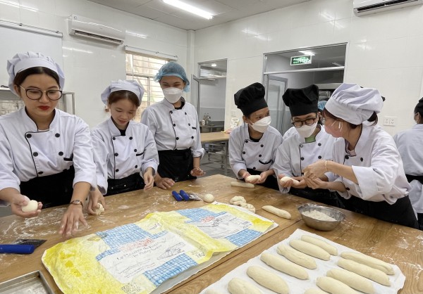 Nên làm hướng dẫn viên thu nhập 60 USD/ngày hay đầu bếp lương 15-40 triệu đồng/tháng?