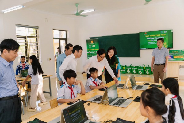 Nestlé tặng 3 phòng máy tính giúp học sinh, giáo viên nâng cao kỹ năng số Nestlé tặng 3 phòng máy tính giúp học sinh, giáo viên nâng cao kỹ năng số