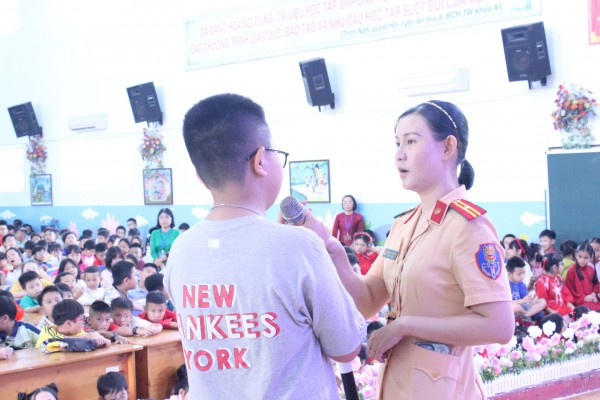 Ngày cuối năm đến trường, học sinh tập làm cảnh sát giao thông, giáo viên, phóng viên