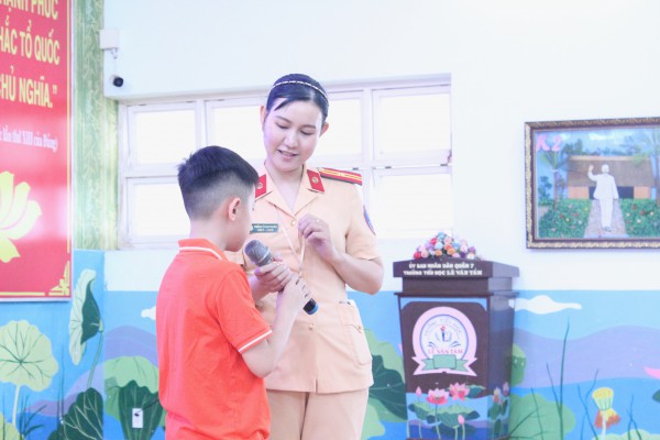 Ngày cuối năm đến trường, học sinh tập làm cảnh sát giao thông, giáo viên, phóng viên