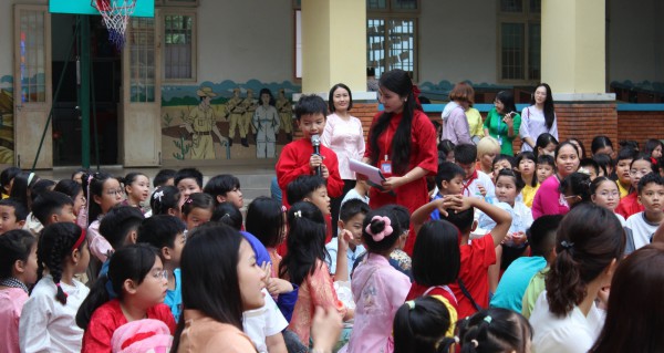 Ngày cuối năm đến trường, học sinh tập làm cảnh sát giao thông, giáo viên, phóng viên