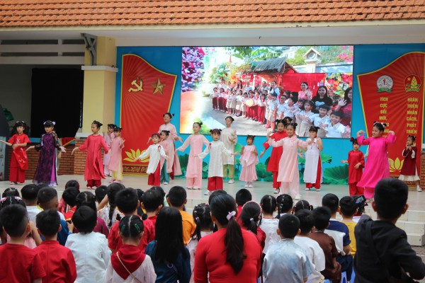 Ngày cuối năm đến trường, học sinh tập làm cảnh sát giao thông, giáo viên, phóng viên