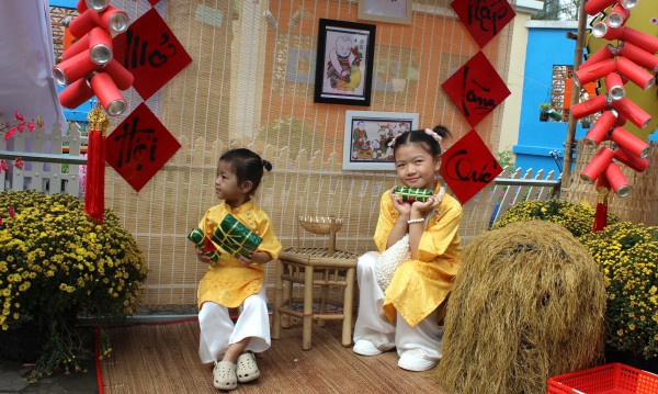 Ngày cuối năm đến trường, học sinh tập làm cảnh sát giao thông, giáo viên, phóng viên