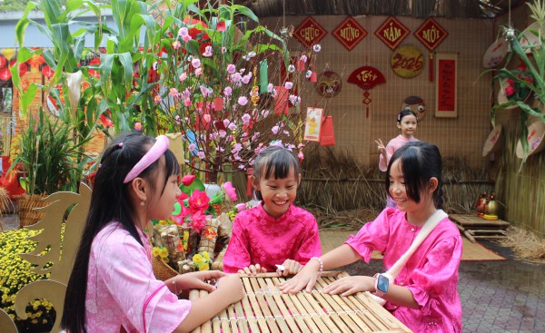 Ngày cuối năm đến trường, học sinh tập làm cảnh sát giao thông, giáo viên, phóng viên