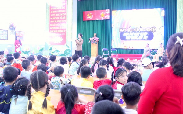 Ngày cuối năm đến trường, học sinh tập làm cảnh sát giao thông, giáo viên, phóng viên