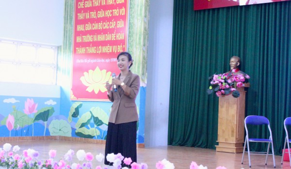 Ngày cuối năm đến trường, học sinh tập làm cảnh sát giao thông, giáo viên, phóng viên