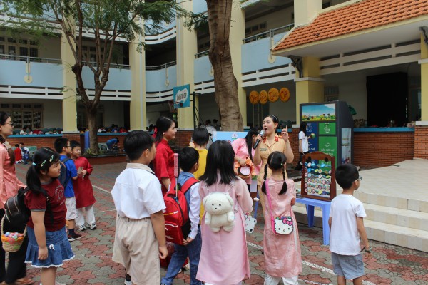 Ngày cuối năm đến trường, học sinh tập làm cảnh sát giao thông, giáo viên, phóng viên