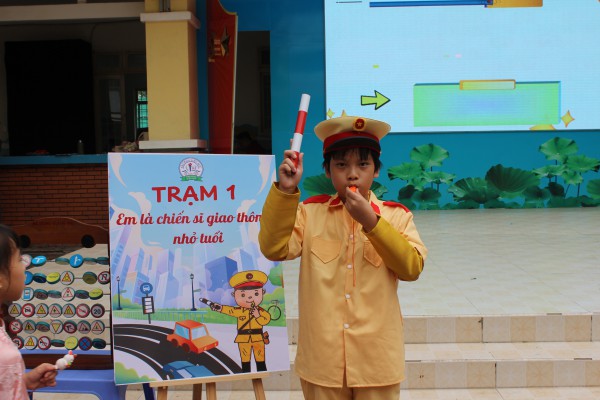 Ngày cuối năm đến trường, học sinh tập làm cảnh sát giao thông, giáo viên, phóng viên